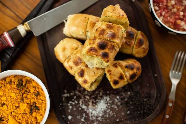 Pan de ajo nivel experto: la receta definitiva con tres tipos de queso y mucha manteca - Gastronomía - ABC Color