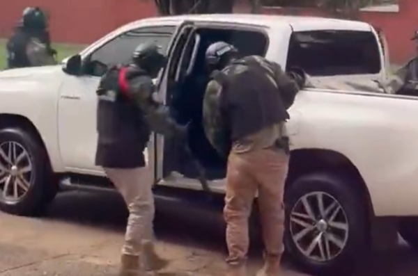 Asalto en Hernandarias: delincuentes armados roban celulares y tablets en club privado