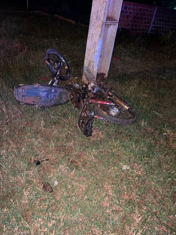 Grave accidente en Edelira: Motociclista impacta contra columna de la ANDE