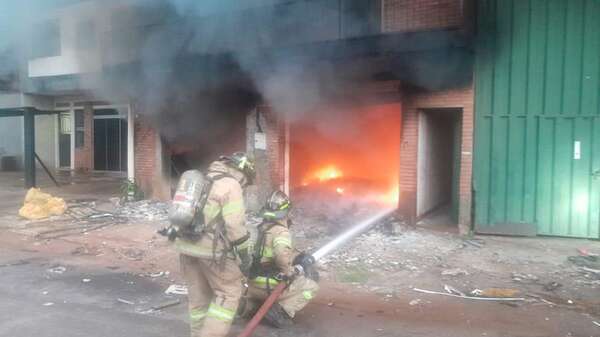 Video: incendio y humareda en zona del Mercado de Abasto - Policiales - ABC Color