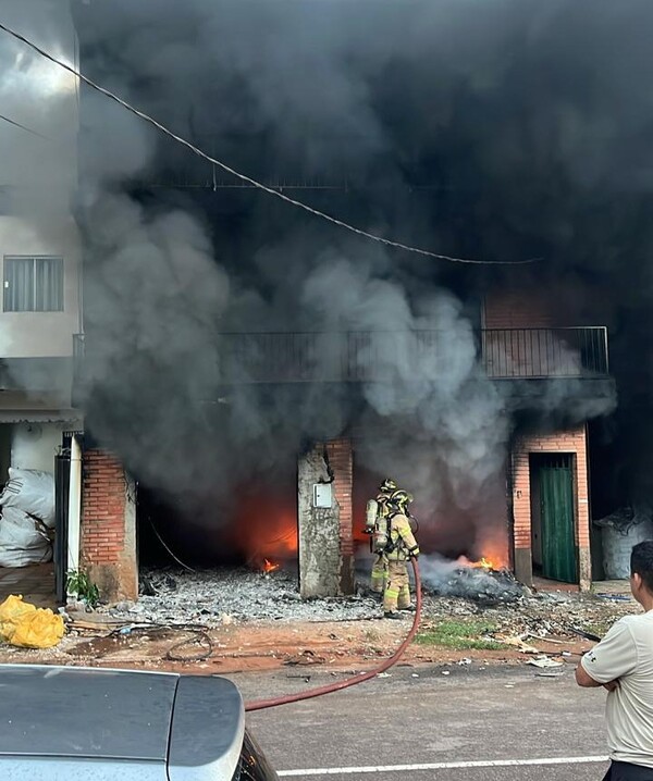 Controlan incendio en depósito de plásticos