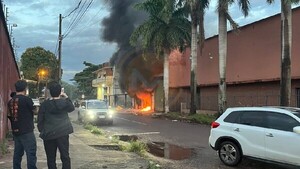 Incendio afecta a un depósito en zona del Abasto y es controlado por bomberos