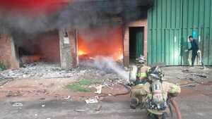 Incendio arrasa con depósito en zona del Abasto - trece