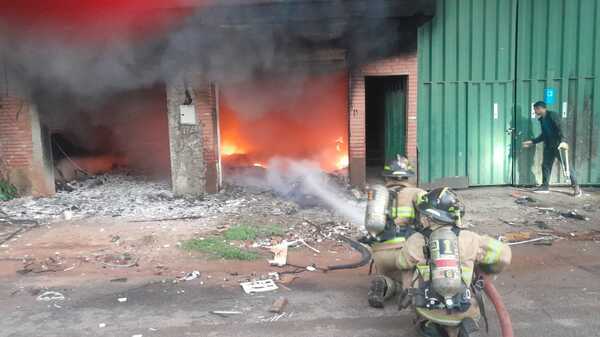 Incendio arrasa con depósito en zona del Abasto - trece