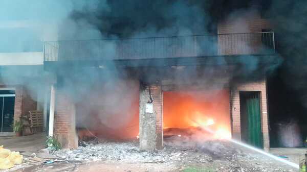 Incendio consume depósito en zona del Mercado de Abasto | Unicanal
