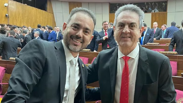 Yamil Esgaib y su hijo obtienen título en tiempo récord - Noticiero Paraguay