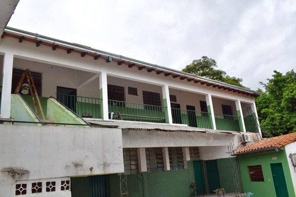 Evacúan escuela en Villa Elisa tras falla eléctrica