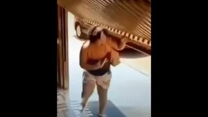 Entró a chusmear el patio del vecino, quedó atrapada y terminó limpiando todo