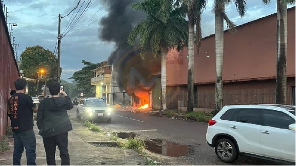 Bomberos controlaron incendio en depósito del Abasto