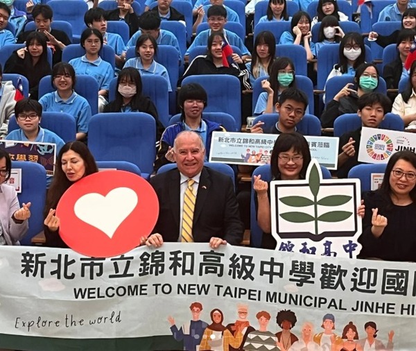 El Embajador paraguayo en Taiwán disertó ante estudiantes del prestigioso Colegio Jinhe