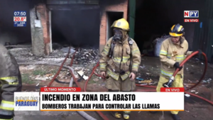 Bomberos controlan incendio en depósito en zona del Abasto