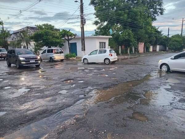 Calles destrozadas en el barrio Santa María: vecinos claman una solución definitiva - Nacionales - ABC Color
