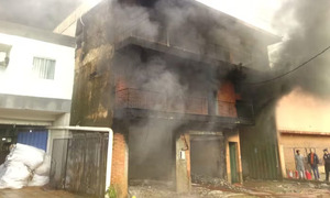 Incendio de gran magnitud consume depósito de plásticos cerca del Abasto - OviedoPress