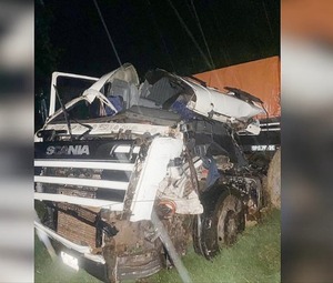 Aparatoso triple choque deja un camionero herido en San Pedro - trece