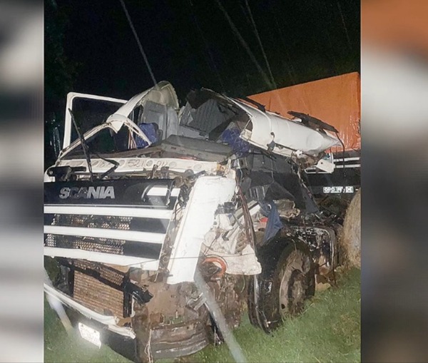 Aparatoso triple choque deja un camionero herido en San Pedro - trece