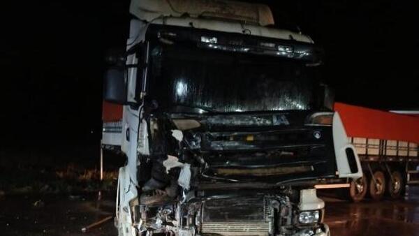 Choque múltiple involucra a tres vehículos y deja a un conductor prófugo