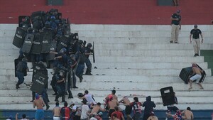Seis hinchas imputados tras incidentes en el superclásico