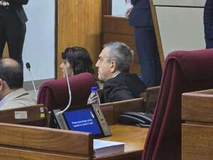 Se “graduó” en jugar a las escondidas: Esgaib chuleó ser consultado sobre su título - Política - ABC Color