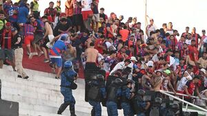 Seis barras irán presos de manera preventiva por los desmanes en el clásico