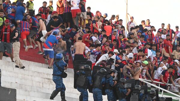 Seis barras irán presos de manera preventiva por los desmanes en el clásico