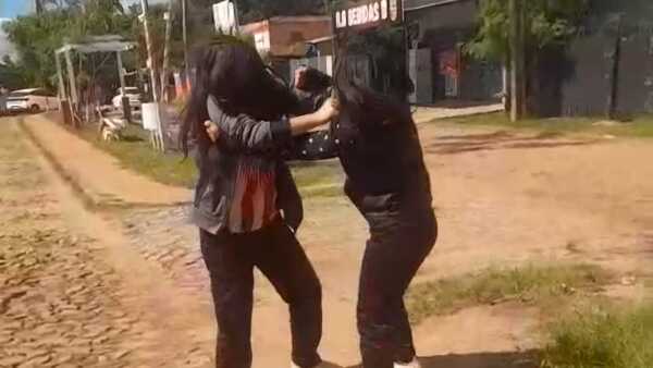 Estudiantes se enfrentan a golpes tras jornada académica en Coronel Oviedo