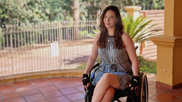 Lanzan campaña solidaria para comprar silla de ruedas adaptada para mujer con esclerosis múltiple