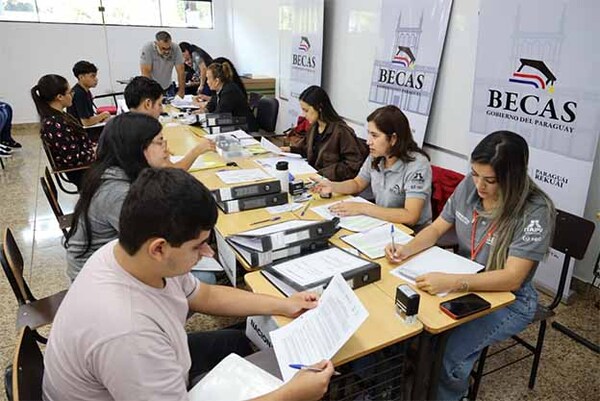 Jóvenes favorecidos con las becas del Gobierno firman el Acuerdo de Compromiso en las diversas sedes desde hoy | DIARIO PRIMERA PLANA