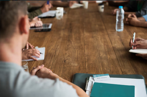 Jóvenes faltan los lunes y no quieren trabajar los sábados: empresas apuestan por los adultos
