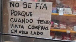 Escrachó a pareja por no pagar 450 mil que les dio fiado de su despensa
