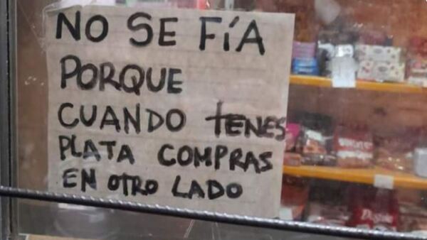 Escrachó a pareja por no pagar 450 mil que les dio fiado de su despensa