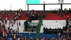 Juez envía a prisión a seis hinchas tras agresiones en el superclásico