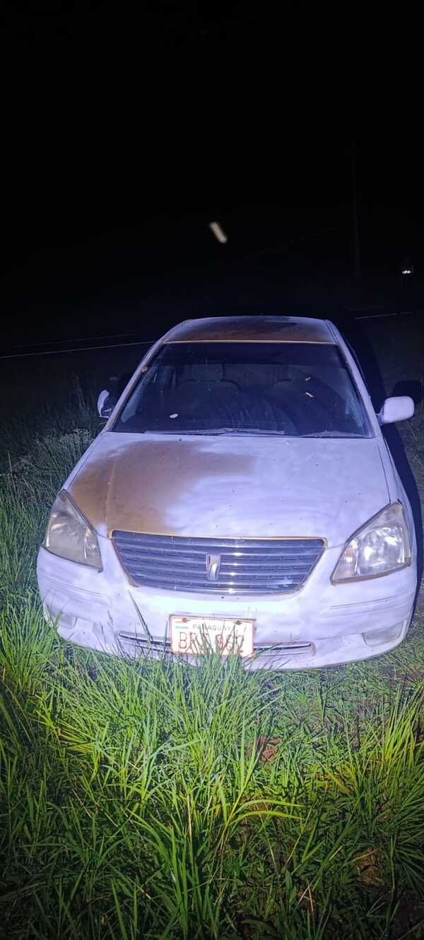 Recuperan automóvil denunciado como hurtado tras ser abandonado y repintado