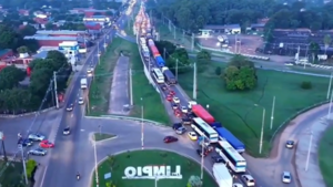 Limpio: Camiones estacionados generan otra vez caos vehicular en ruta PY03