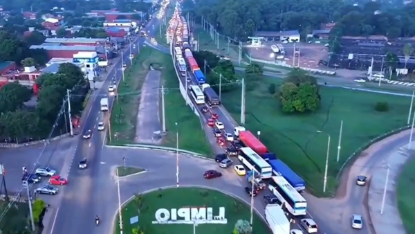 Limpio: Camiones estacionados generan otra vez caos vehicular en ruta PY03