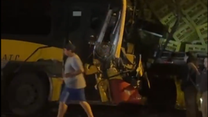 Reportan accidente de tránsito entre un micro y un feroz camión