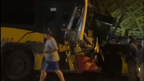 Reportan accidente de tránsito entre un micro y un feroz camión