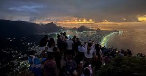 La Nación / Turistas vuelven a mirador de Rio tras susto por operación antinarco