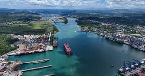 La Nación / El bloqueo de Ormuz dispara el tránsito por el canal de Panamá