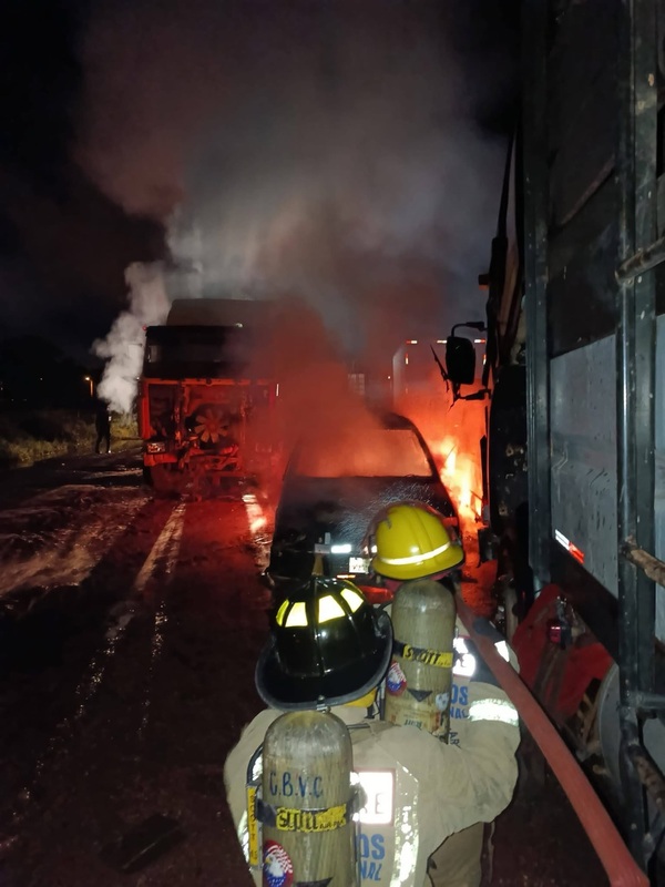 Automóvil se incendió y dañó un camión en desuso en Itacurubí - Concepción al Día