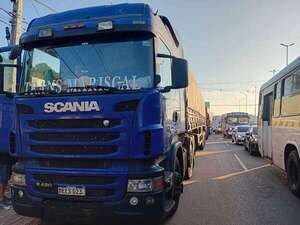 Video: fila de camiones de carga complica el tránsito sobre Ruta PY03 en Limpio - Nacionales - ABC Color