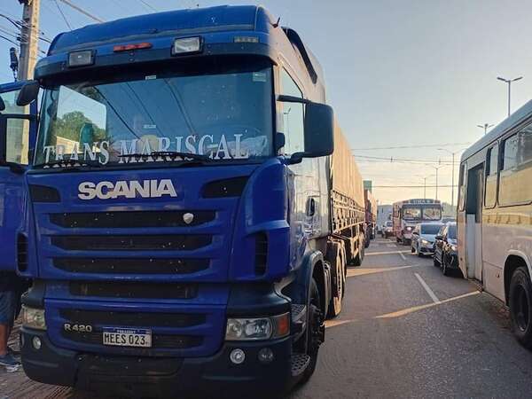 Video: fila de camiones de carga complica el tránsito sobre Ruta PY03 en Limpio - Nacionales - ABC Color