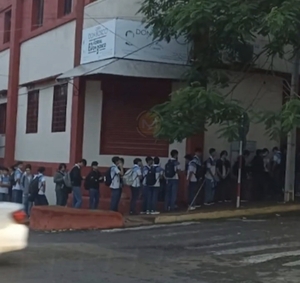 Amenazas de tiroteo en colegios obligan a controles extremos en el ingreso de alumnos