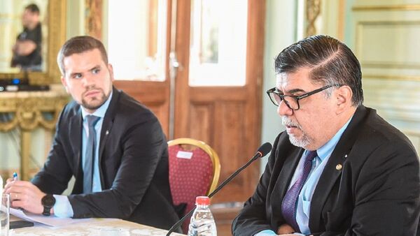 Borba dice que renunció al Senado porque el sector privado "le satisface", pero trabaja con cartista