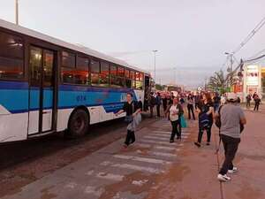 Entre paradas rotas y reguladas: pasajeros pierden hasta dos horas para llegar al trabajo - Nacionales - ABC Color