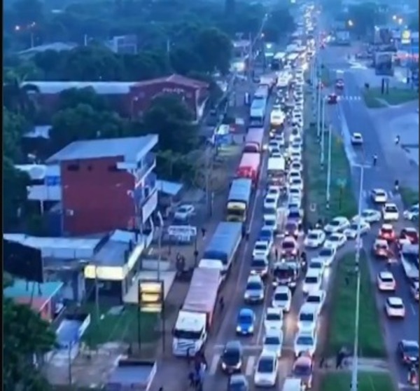 Camiones estacionados provocan caos vehicular en la ruta PY03 en Limpio