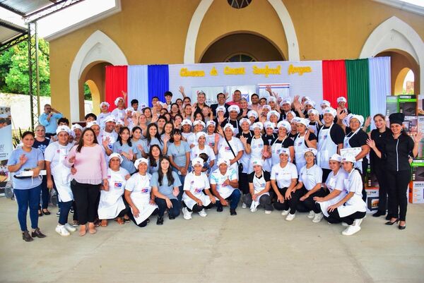 Entregan certificados y kits a 77 beneficiarios en Areguá •