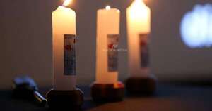 La Nación / Con sirena y velas, recuerdan en Paraguay a víctimas y soldados caídos en el Yom Hazikaron