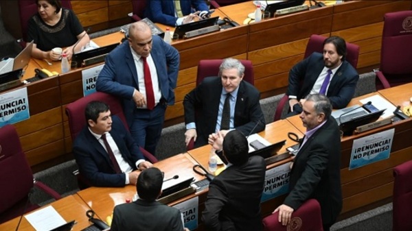 Senado sin cuórum para tratar permiso de Hernán Rivas