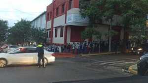 Video: Riguroso cateo de mochilas genera filas de estudiantes en colegio de Asunción