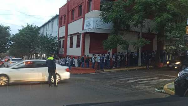 Video: Riguroso cateo de mochilas genera filas de estudiantes en colegio de Asunción